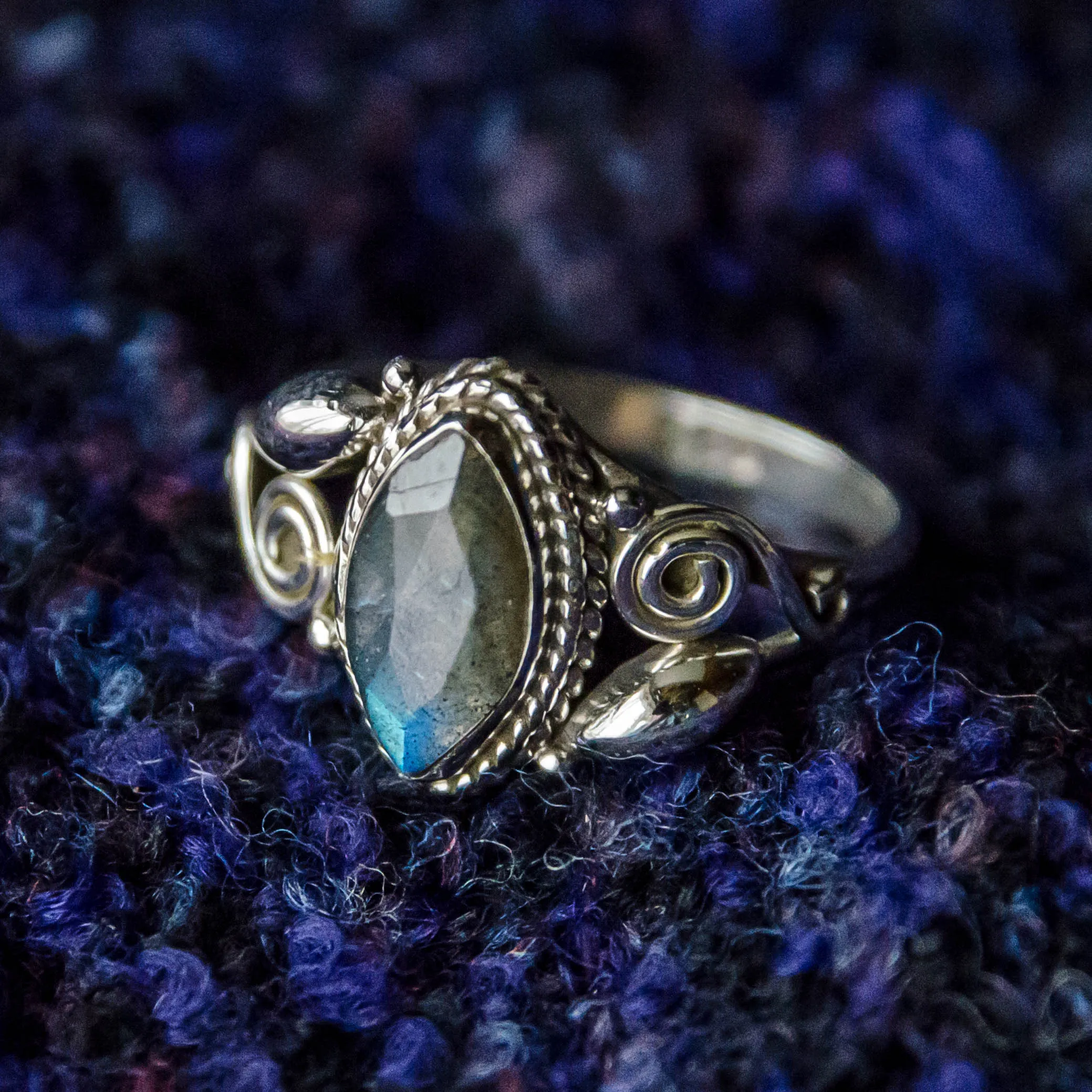 Bud & Spiral silver ring - Labradorite