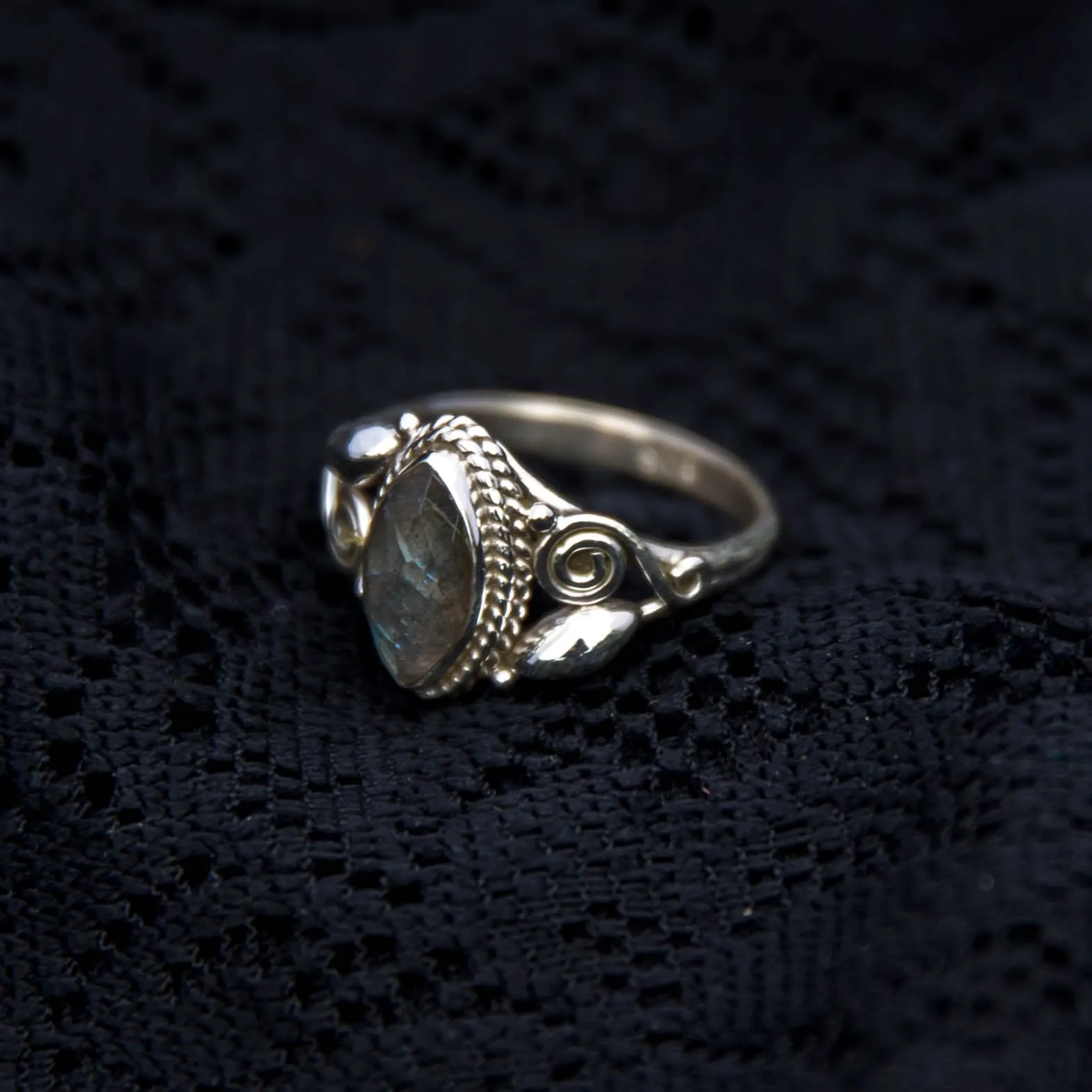 Bud & Spiral silver ring - Labradorite