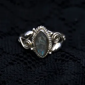 Bud & Spiral silver ring - Labradorite