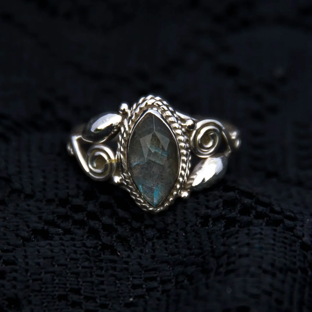 Bud & Spiral silver ring - Labradorite